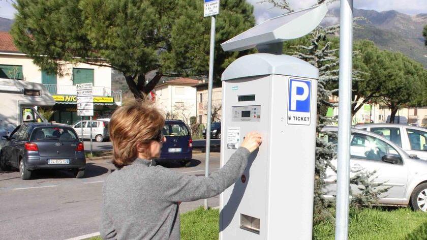 Parcheggi blu alla piscina «Più cari dei corsi di nuoto»