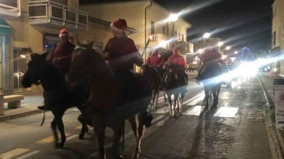 Natale, dai canti alla fiaccolata