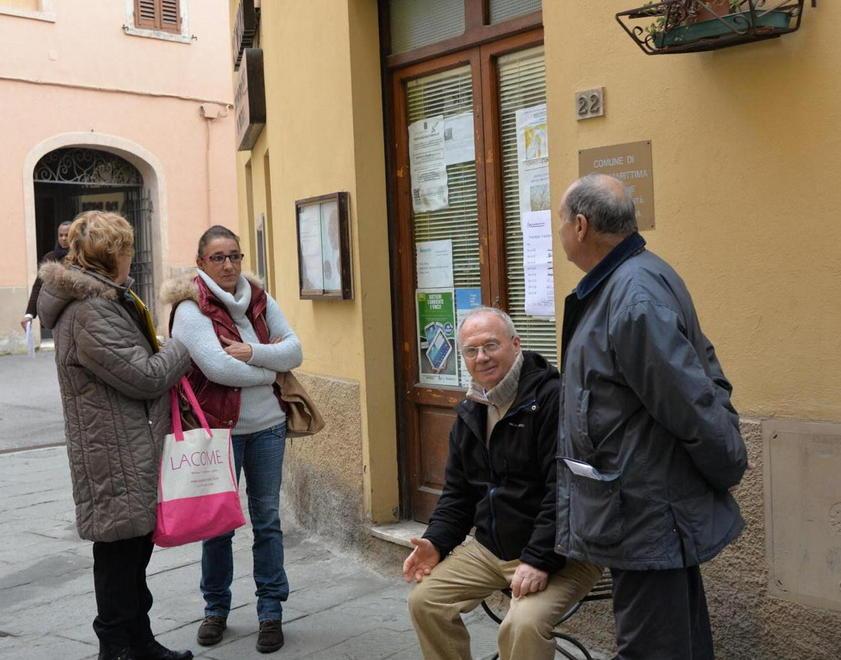 L’ufficio è troppo piccolo, tutti in fila per strada 