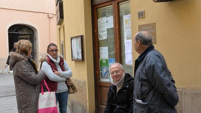 L’ufficio è troppo piccolo, tutti in fila per strada