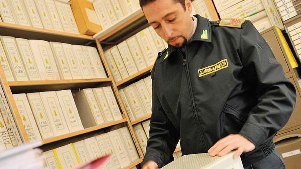 Evasione fiscale e truffa, sequestrato uno yacht