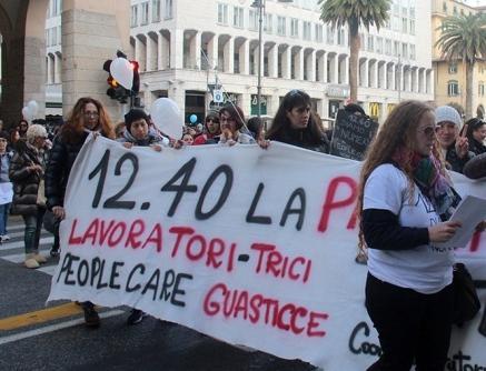 Rabbia e amara ironia per la People Care che protesta in piazza 