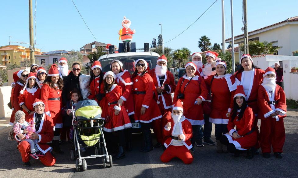 Nelle strade dell’alluvione tante mamme Babbo Natale