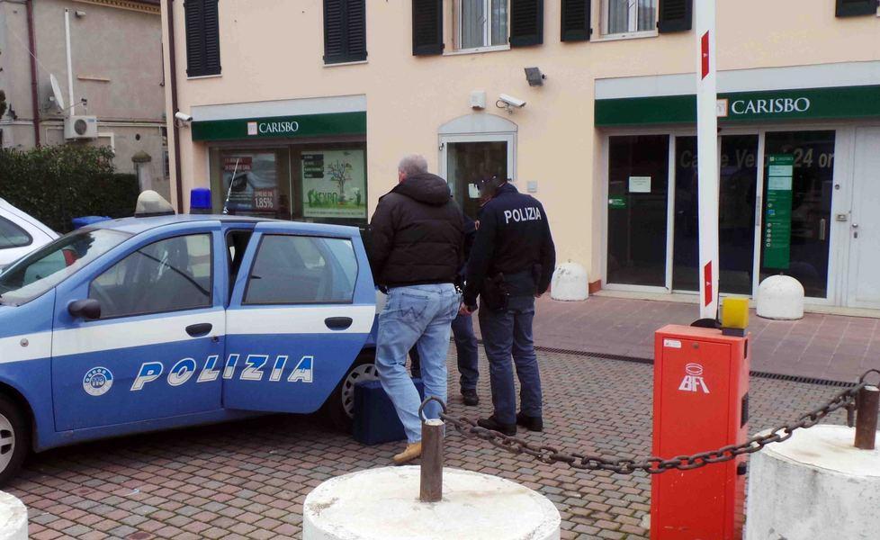 «Fuori i soldi che avete» E scappano con 120 euro 