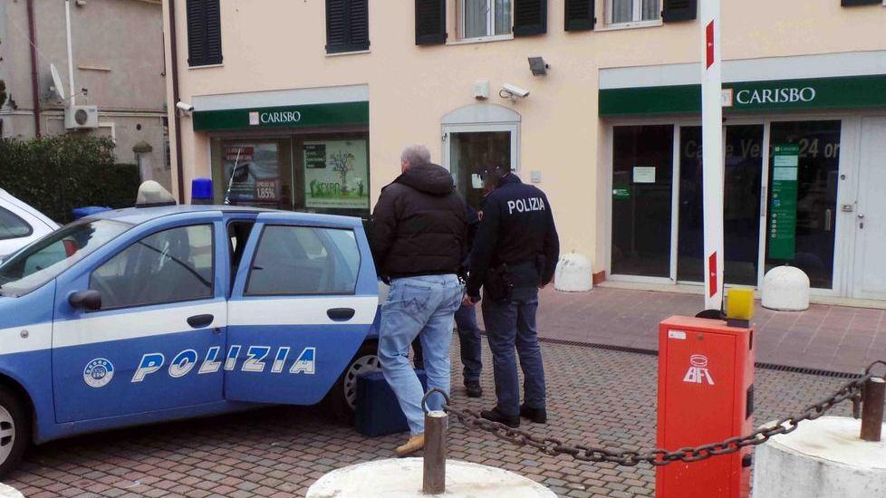 «Fuori i soldi che avete» E scappano con 120 euro