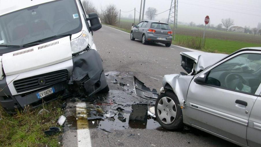 Schianto tra auto e 2 furgoni Un 23enne resta ferito al volto