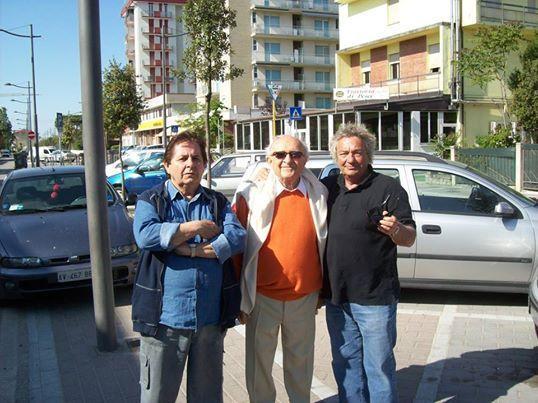 Olao Squarzola, al centro, titolare del ristorante Aroldo