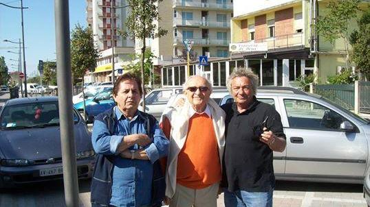 Olao Squarzola, al centro, titolare del ristorante Aroldo