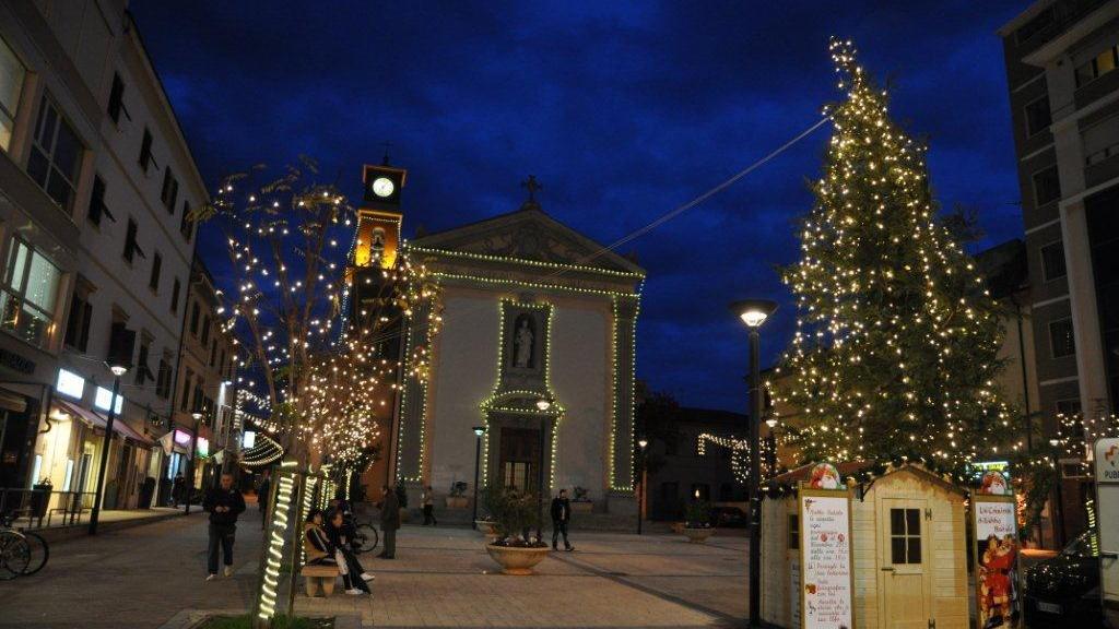 Sullo sfondo il duomo di Cecina illuminato per Natale (foto Falorni/Silvi)
