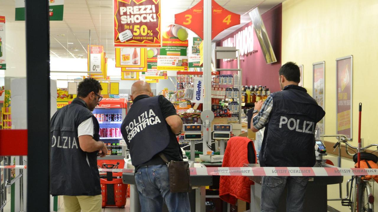 La polizia indaga subito dopo la rapina al Penny Market (foto di repertorio)