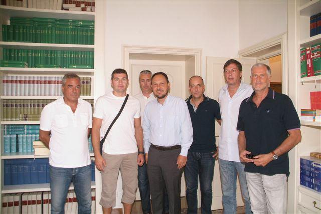 Vanni Michelotti (il terzo da destra con la maglia scura) insieme ai dirigenti della Pallacanestro Lucca (VIp)