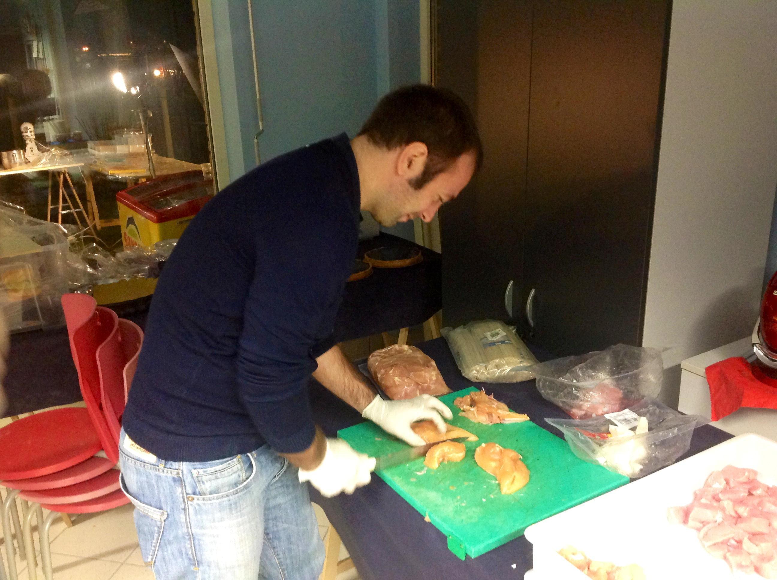 Vanni alle prese con la preparazione dei cibi