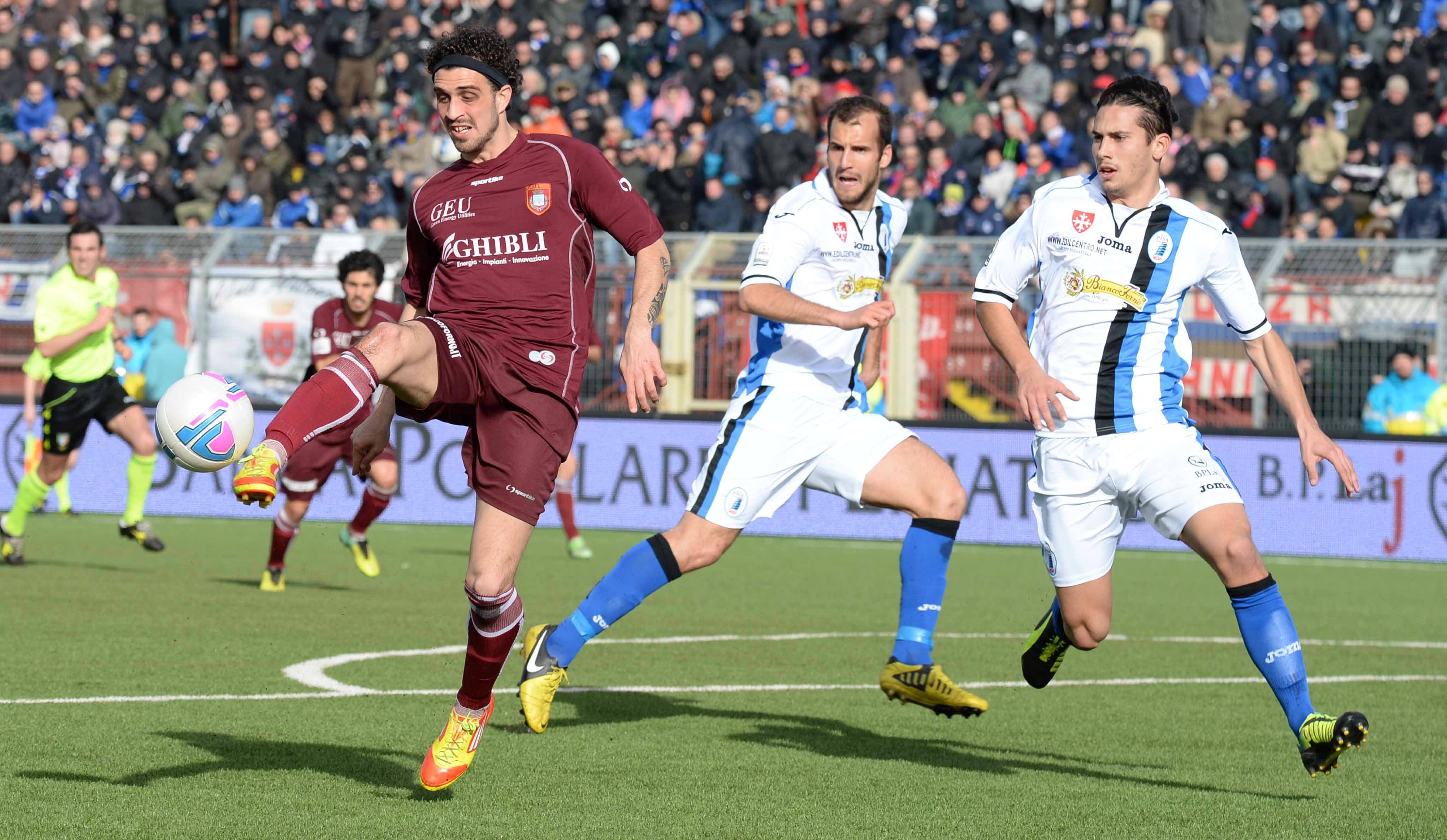 L'attaccante Arrighini con la maglia del Pontedera contro il Pisa