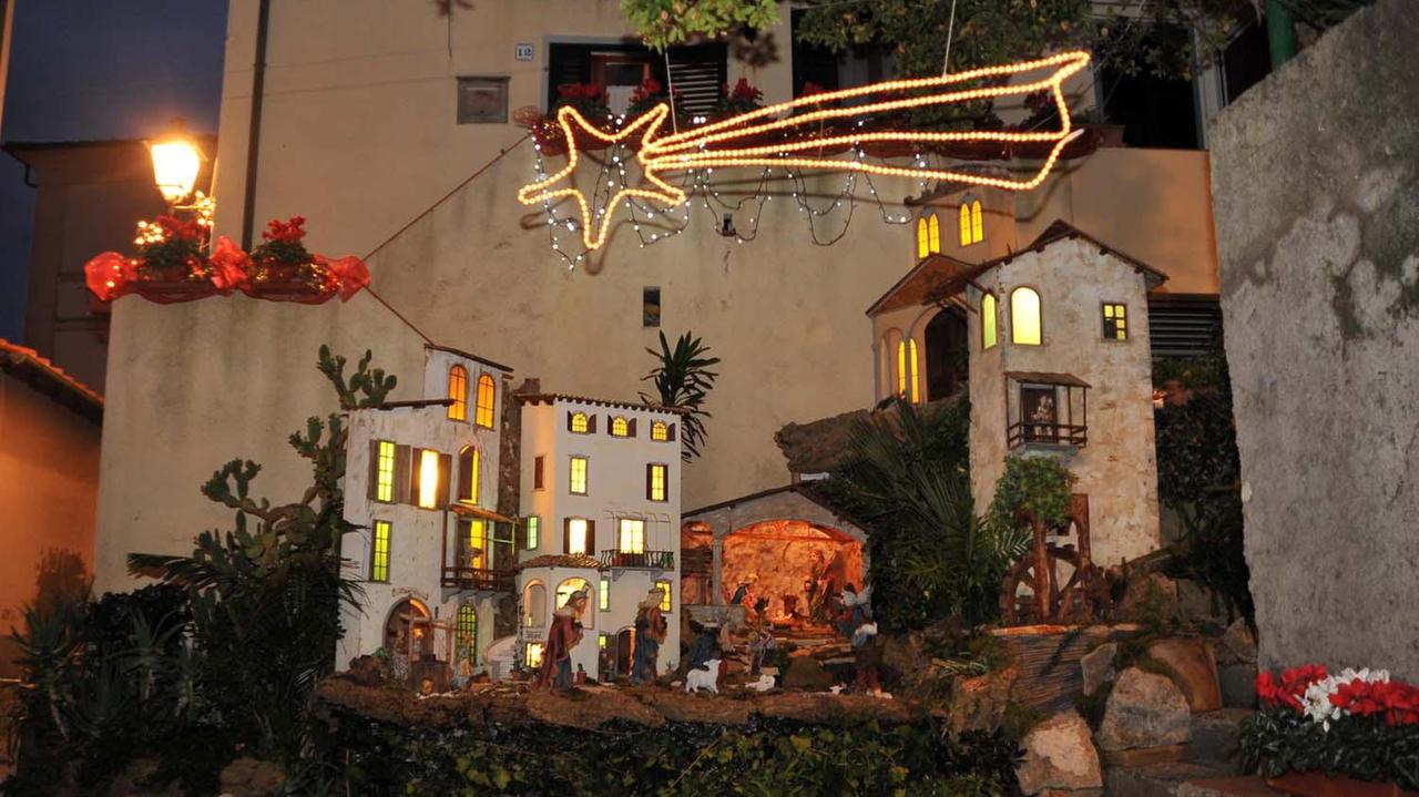 Il presepe allestito dal rione del Cotone (foto di Giò Di Stefano)