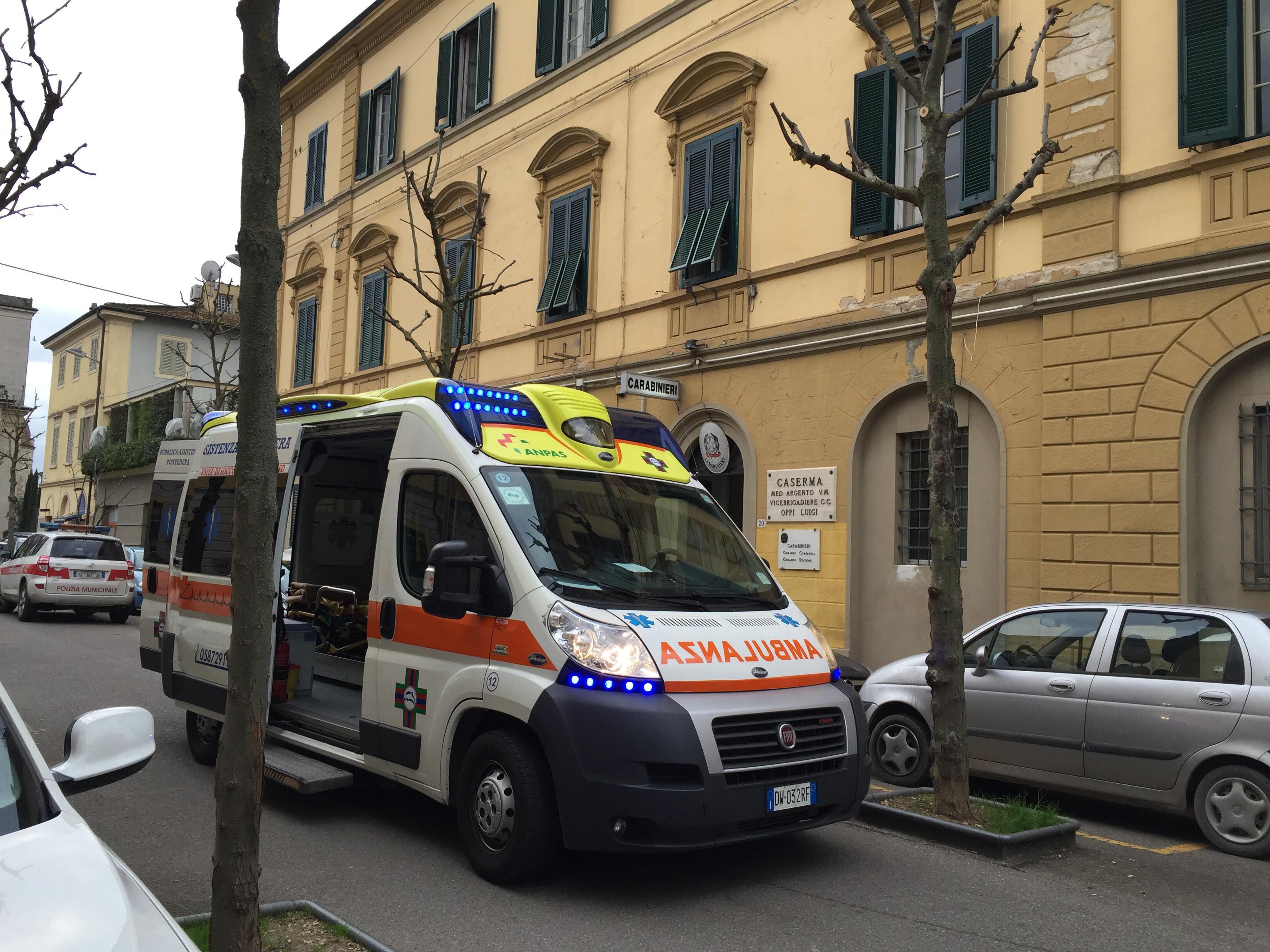 L'ambulanza con i soccorritori intervenuti per calmare l'uomo