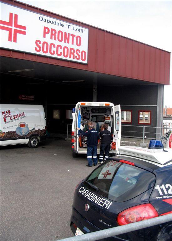I carabinieri al pronto soccorso dell'opspedale Lotti