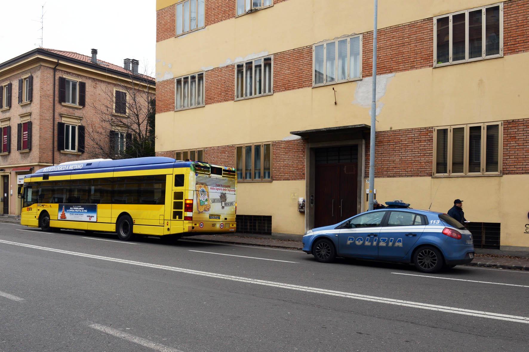 La polizia e l'autobus di linea fermo in attesa degli accertamenti