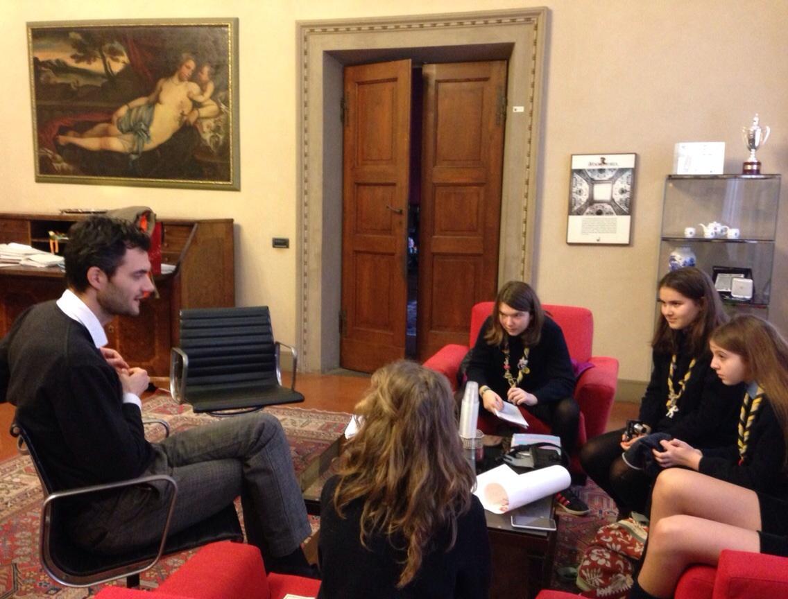 Visita in Comune, gli scout intervistano il sindaco Biffoni