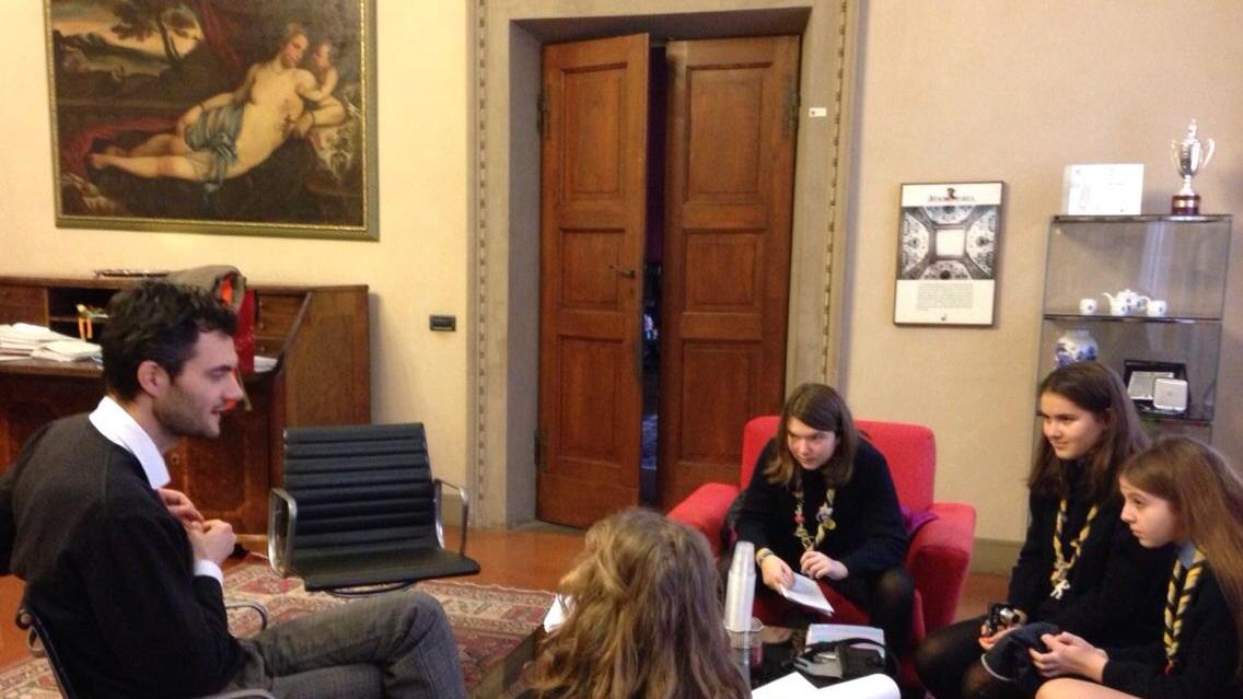 Visita in Comune, gli scout intervistano il sindaco Biffoni