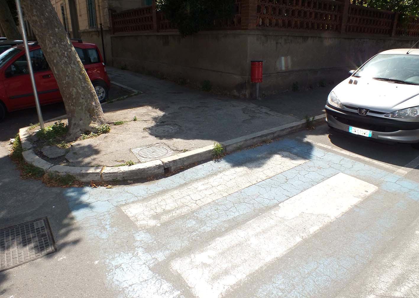 Un marciapieda senza scivolo a Piombino (foto Paolo Barlettani)
