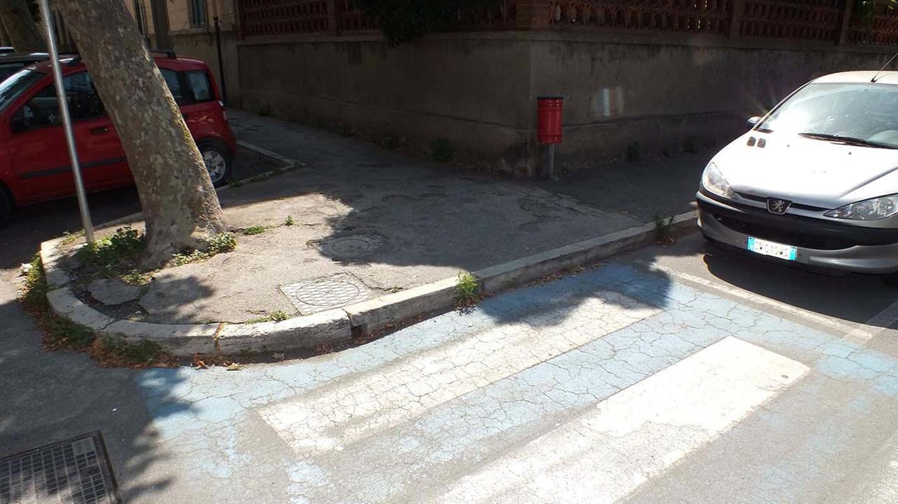 Un marciapieda senza scivolo a Piombino (foto Paolo Barlettani)