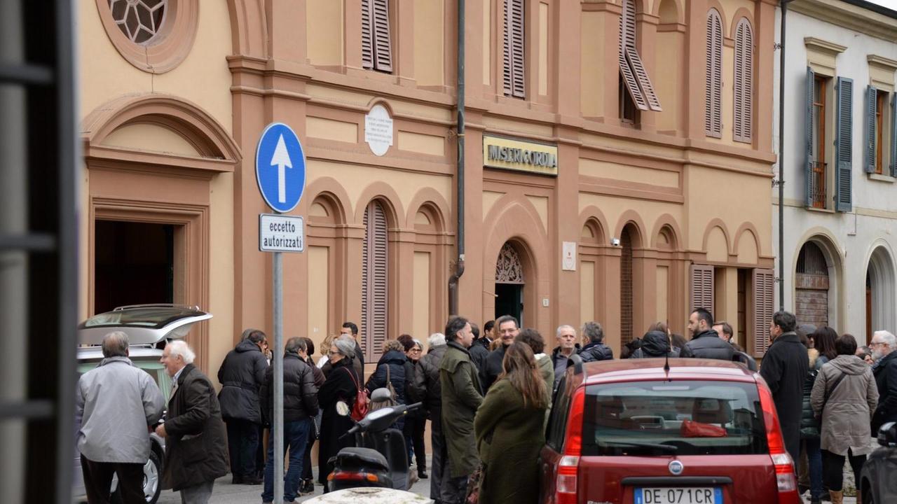 La chiesa stracolma per il funerale della dottoressa