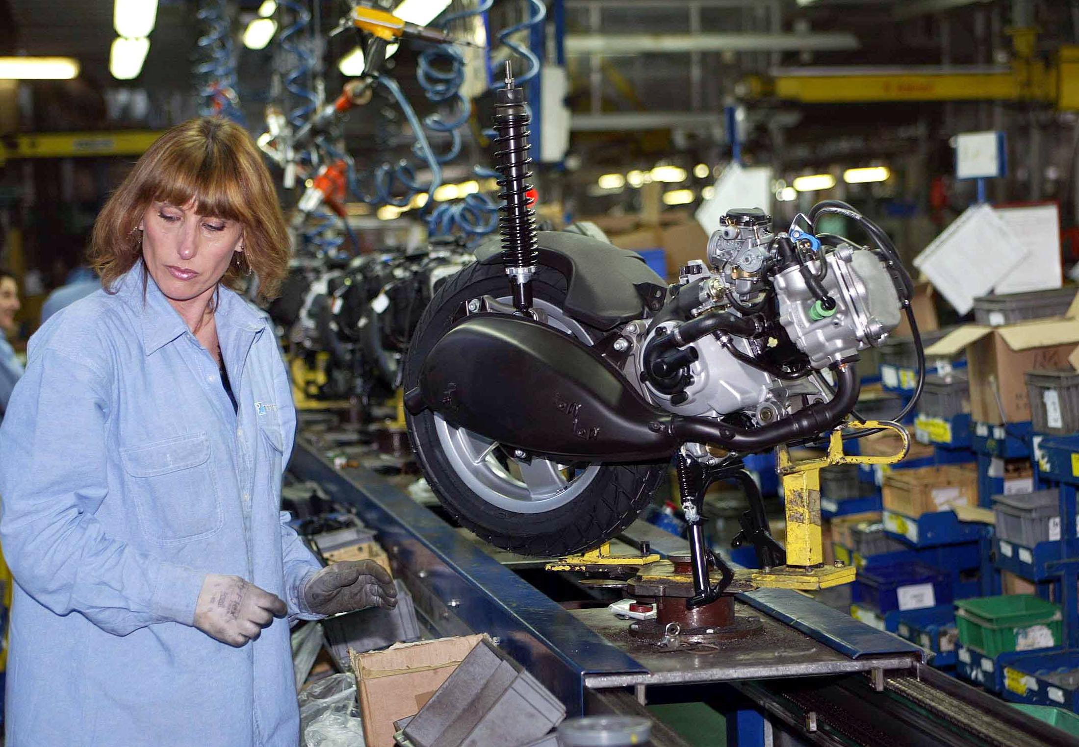 Una catena di montaggio nello stabilimento Piaggio di Pontedera