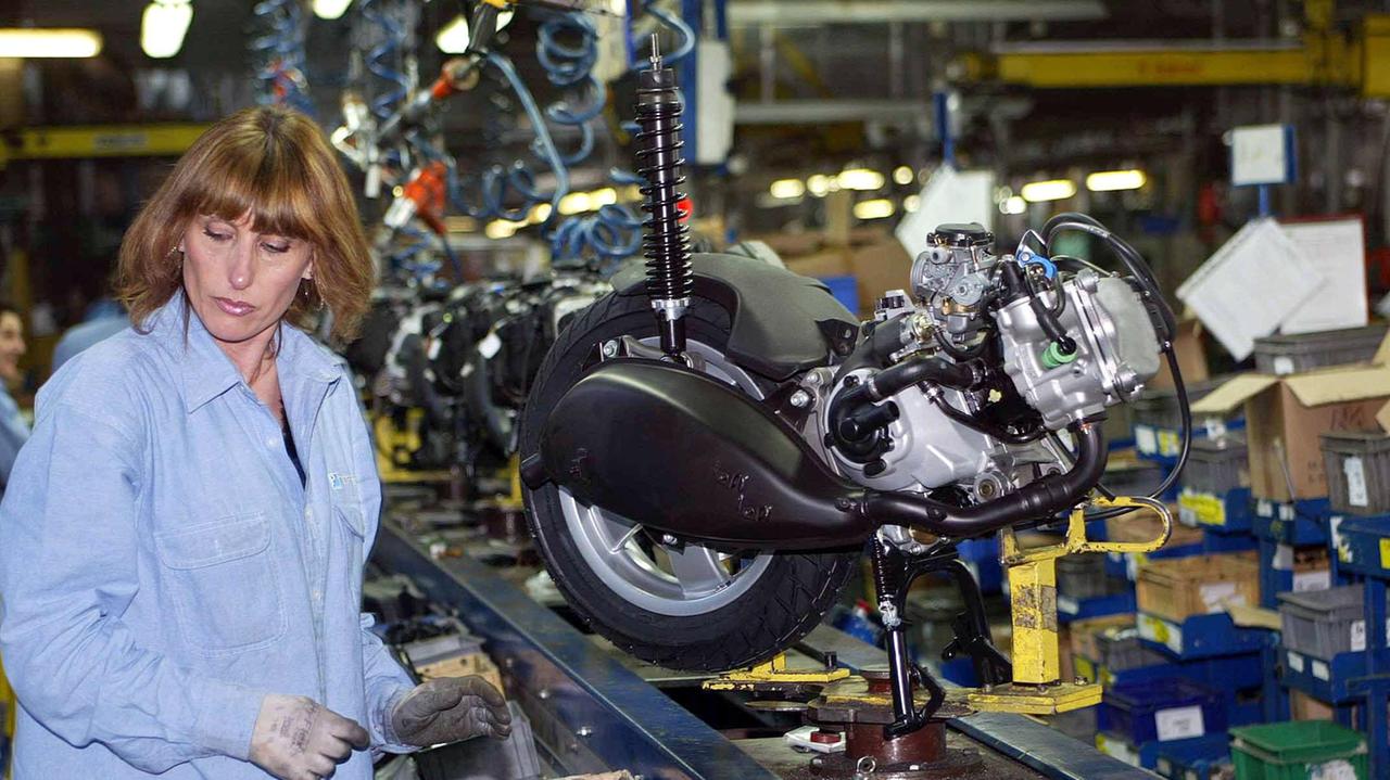 Una catena di montaggio nello stabilimento Piaggio di Pontedera
