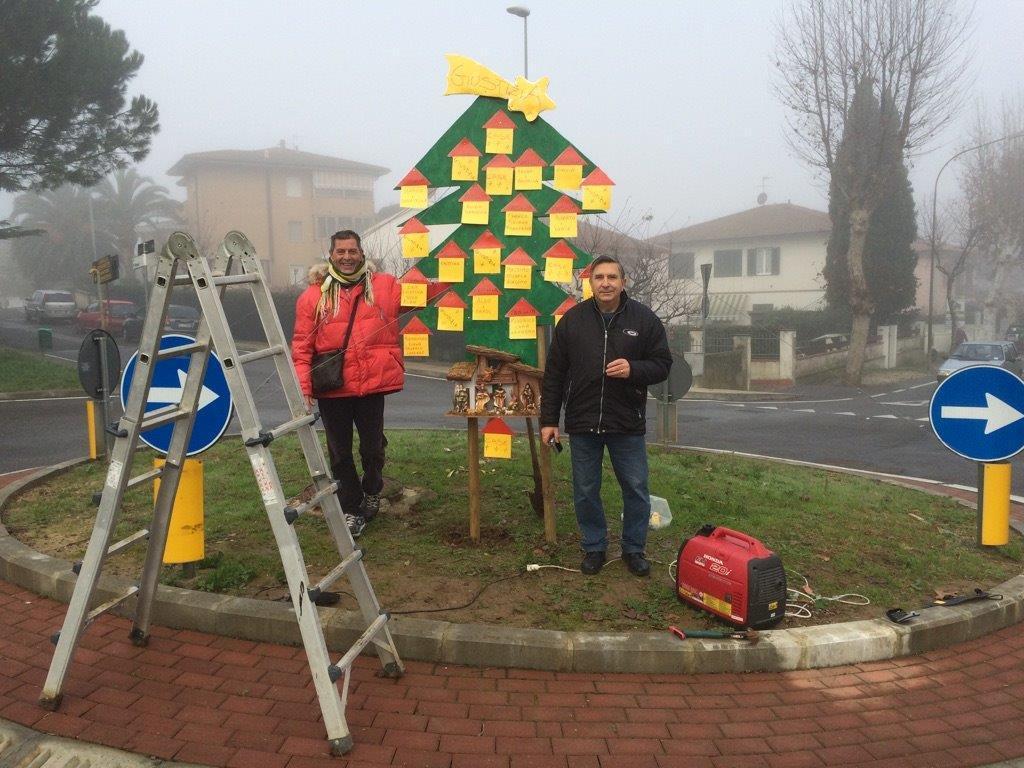 L'albero di Natale installato alla rotatoria vicino al cantiere del Ghiaccione