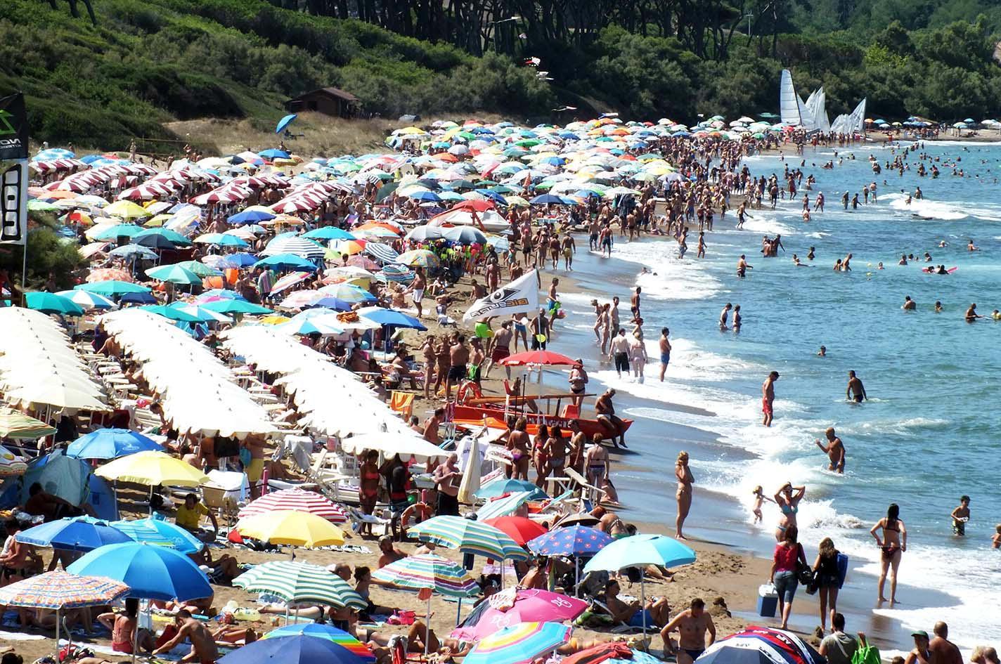 Turisti su una spiaggia della Costa Est (foto Paolo Barlettani)