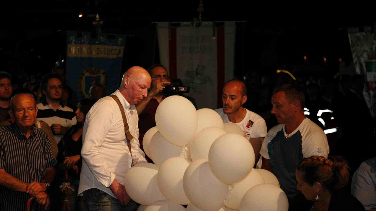 Marco Piagentini sul palco del quinto anniversario della strage di Viareggio