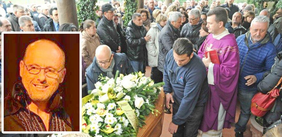 Una folla commossa per salutare Riccardo