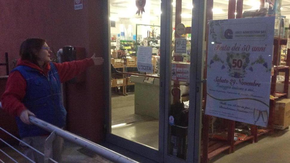 Ci provano due volte ma non riescono a rubare nel negozio