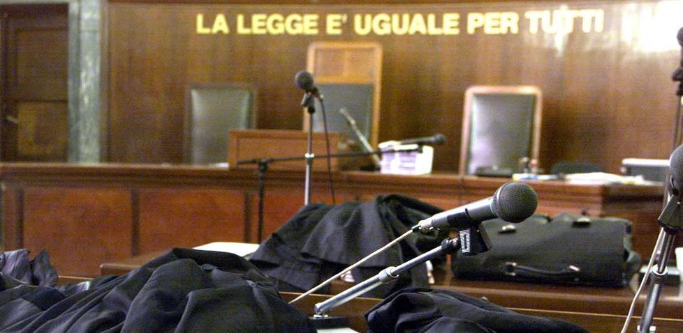 Sputa a un carabiniere, sotto processo per lesioni 