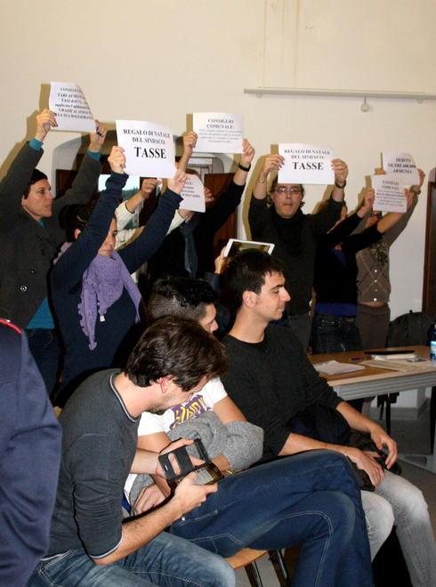 Bagarre dei 5 Stelle in consiglio 