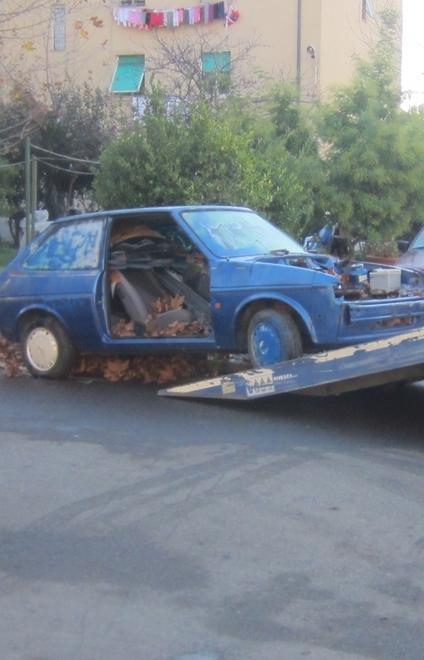 Via le carcasse delle vecchie auto 