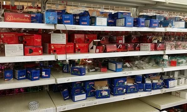 Maxi sequestro di addobbi natalizi «Sono pericolosi»