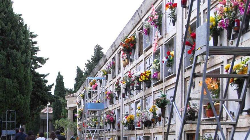 E in cimitero si scatenano i ladruncoli di fiori e di vasi