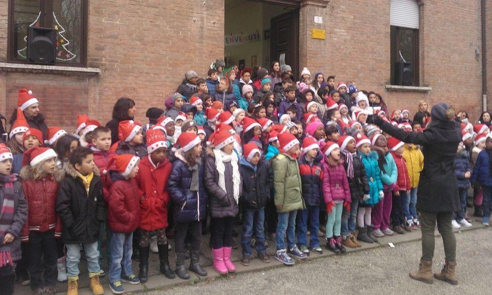 Gli auguri dei bimbi al quartiere Gad