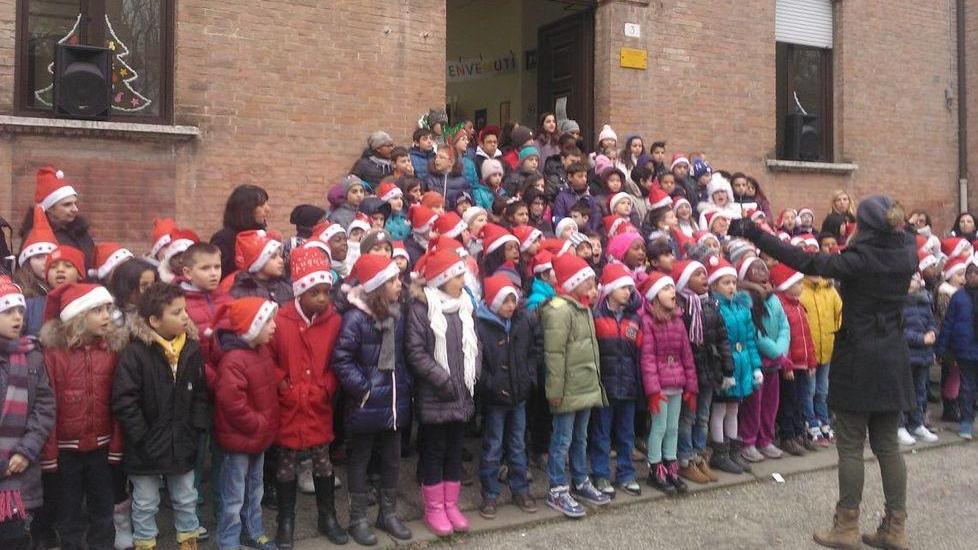 Gli auguri dei bimbi al quartiere Gad