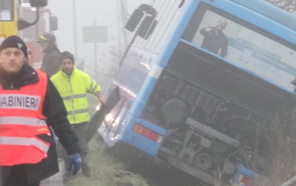 Corriera esce di strada, illesi 30 studenti 
