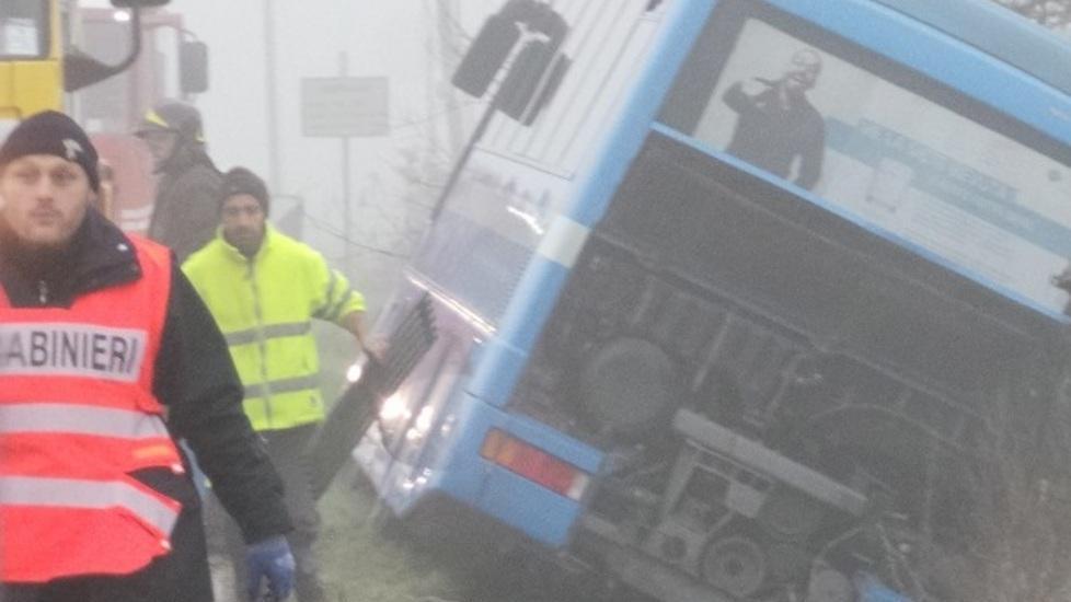 Corriera esce di strada, illesi 30 studenti