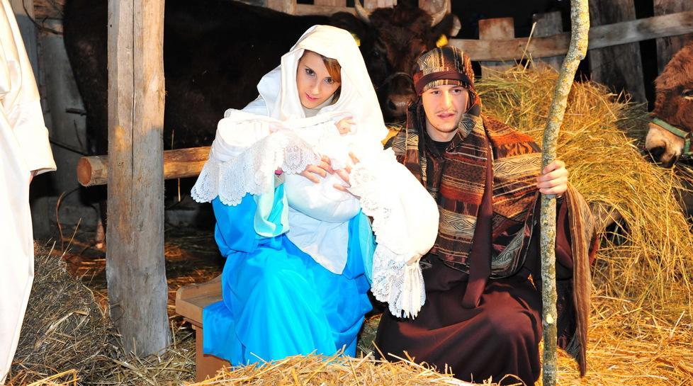 Più di 110 persone in piazza per il presepe vivente