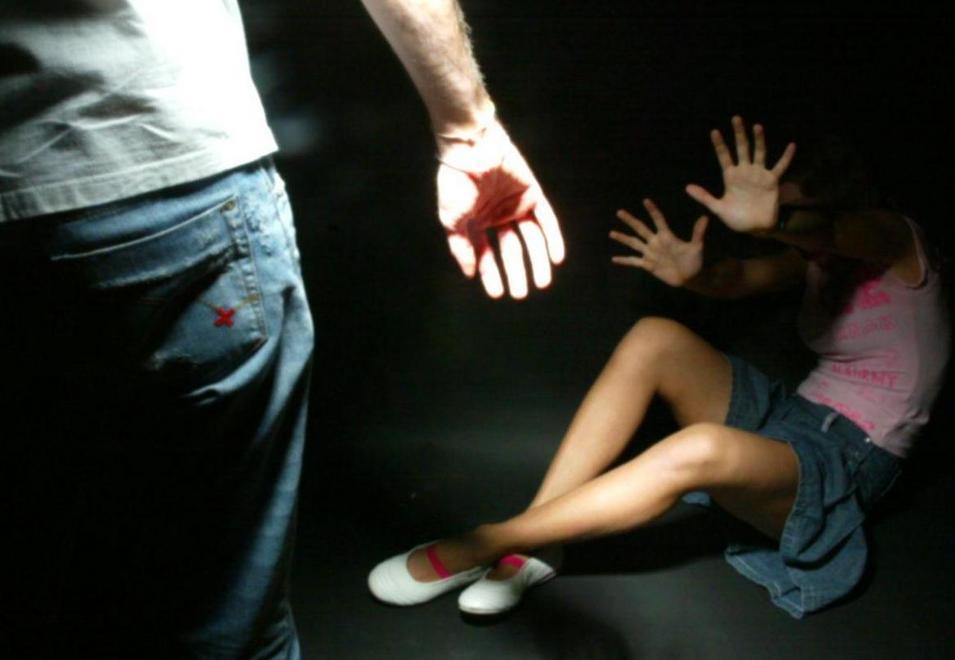 Violentata per quattro anni dal patrigno 