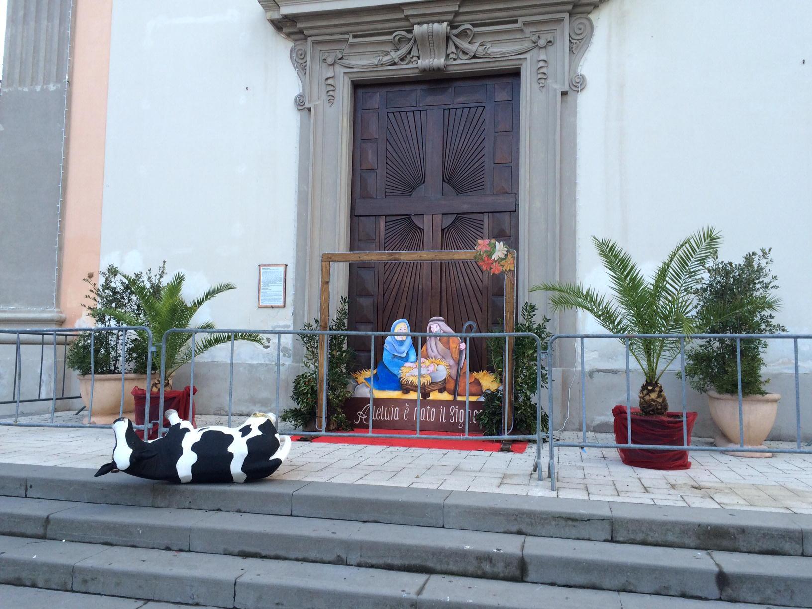 Il presepe davanti al Duomo di Cecina, con le statue divelte (foto Falorni/Silvi)