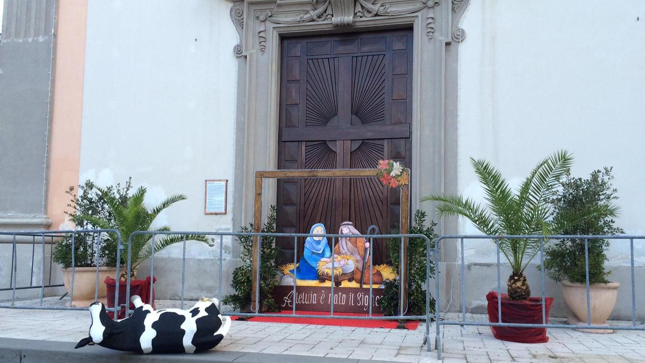 Il presepe davanti al Duomo di Cecina, con le statue divelte (foto Falorni/Silvi)