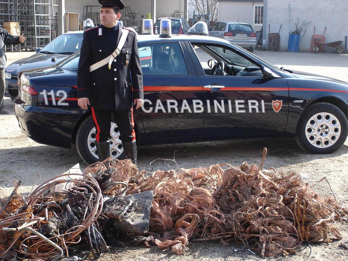 Muore folgorato mentre ruba cavi di rame
