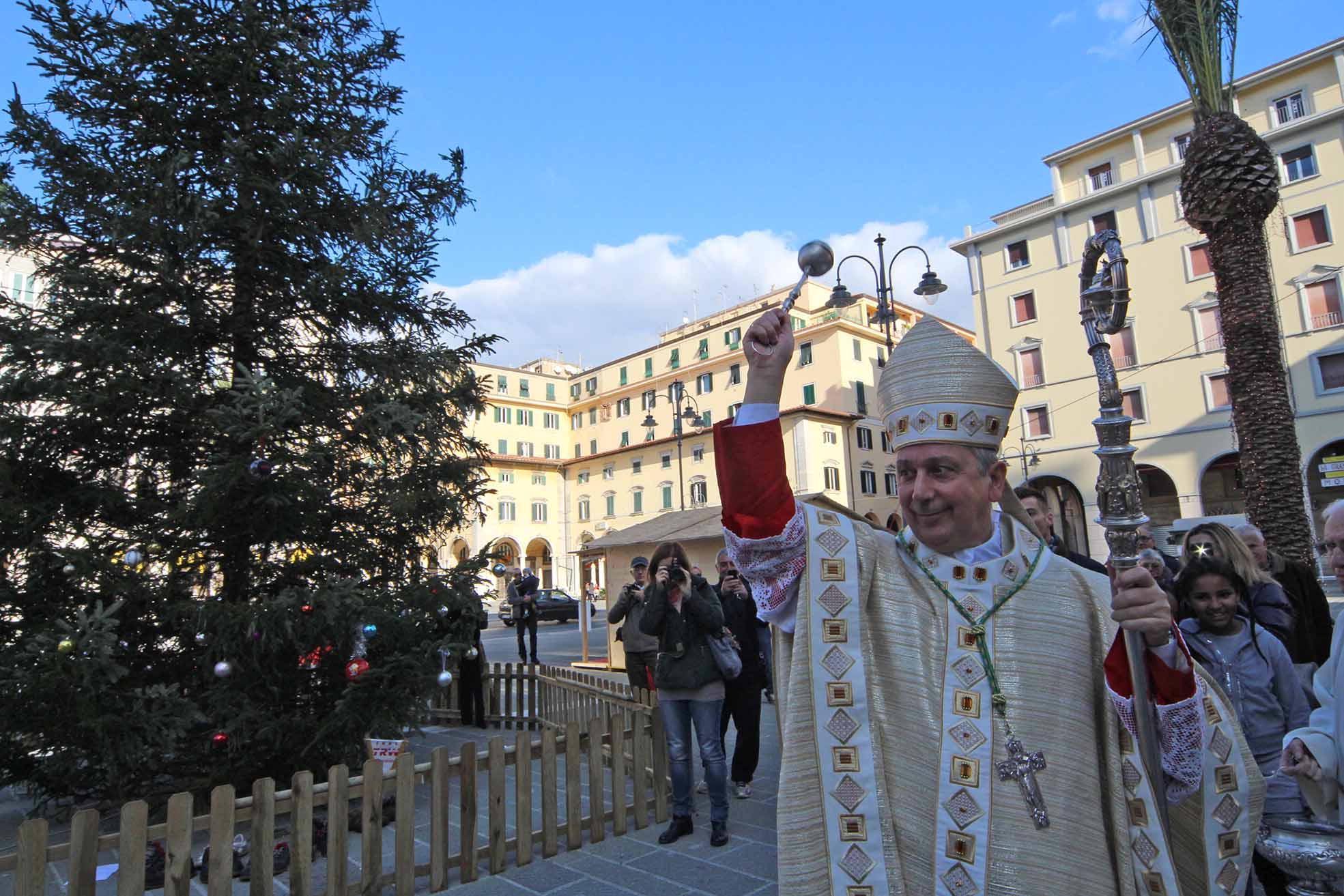 Monsignor Giusti benedice l'albero di Natale fuori del Duomo