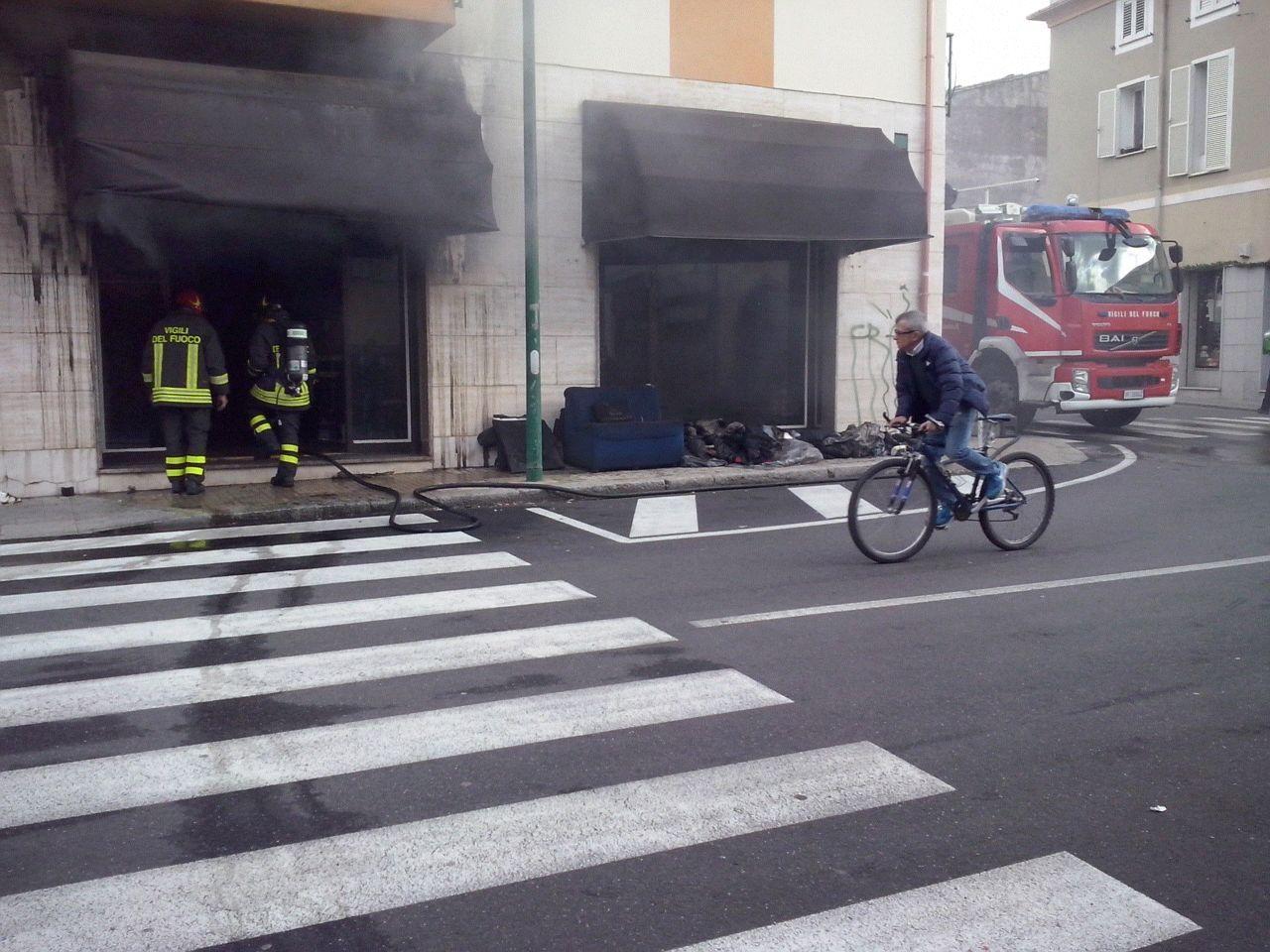 Il negozio danneggiato dall'incendio