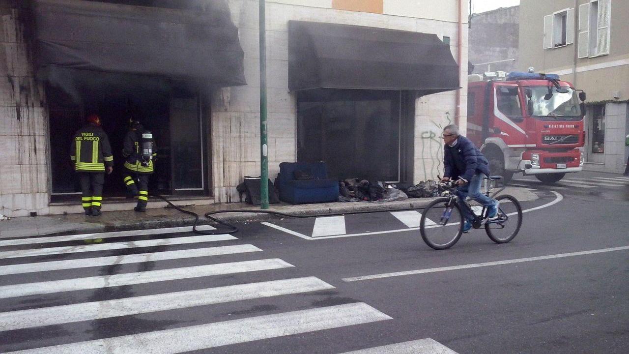 Il negozio danneggiato dall'incendio